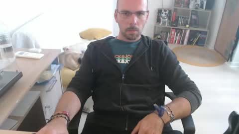 Snapshot of mikmik91 chatting on 09/15/25, 10:15 mikmik91 online show from 09/15/25, 10:15