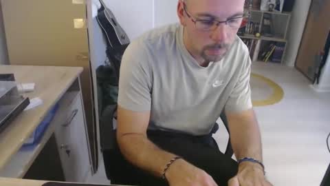 Snapshot of mikmik91 chatting on 10/15/25, 02:17 mikmik91 online show from 10/15/25, 02:17