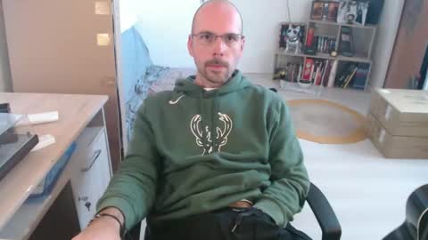 Snapshot of mikmik91 chatting on 10/17/25, 02:08 mikmik91 online show from 10/17/25, 02:08