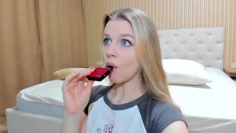 Snapshot of mila_polly_and_forester chatting on 02/10/25, 03:57 Julia and Edson online show from 02/10/25, 03:57