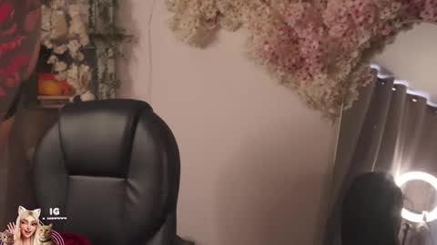 M I L A  online show from 11/01/25, 11:56