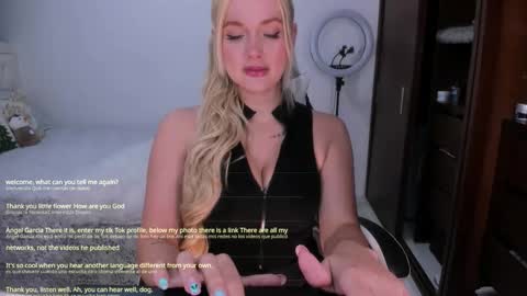 Snapshot of mila_violet chatting on 12/01/25, 11:10 Mila online show from 12/01/25, 11:10