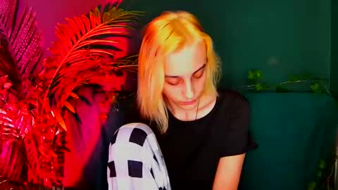 MilaGlow online show from 12/19/25, 05:31