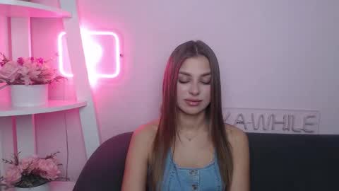 milanaangelas online show from 12/15/25, 05:44