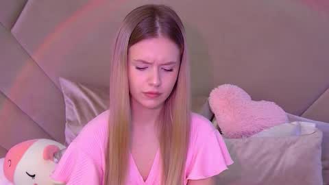 MilanaBalmain online show from 10/21/25, 04:08