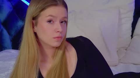 MilanaBalmain online show from 11/23/25, 04:56