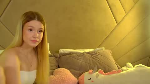 MilanaBalmain online show from 05/17/26, 04:21