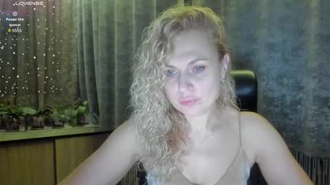 milanna_x online show from 10/12/25, 08:52