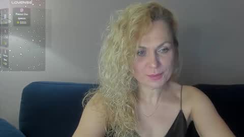 milanna_x online show from 11/22/25, 06:18