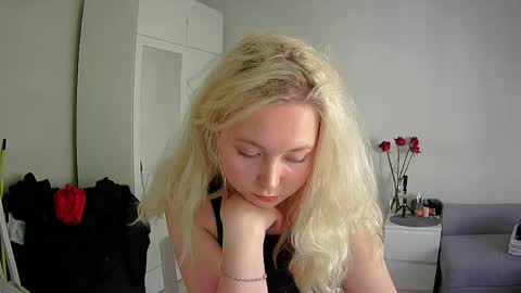 Snapshot of milena391630 chatting on 04/29/26, 01:26 Milena new nonude shy blonde natural online show from 04/29/26, 01:26