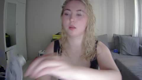 Snapshot of milena391630 chatting on 05/22/26, 05:18 Milena new nonude shy blonde natural online show from 05/22/26, 05:18