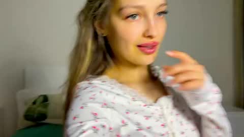 Snapshot of mileyy_cute chatting on 02/26/26, 10:53 mileyy_cute online show from 02/26/26, 10:53