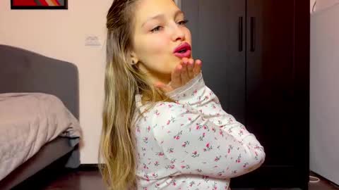 Snapshot of mileyy_cute chatting on 03/03/26, 11:10 mileyy_cute online show from 03/03/26, 11:10