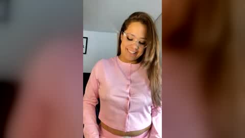 Snapshot of milf__pretty chatting on 06/20/26, 05:05 Melissa online show from 06/20/26, 05:05