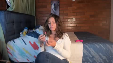 Snapshot of milf_darling chatting on 01/21/25, 12:57 Victoria online show from 01/21/25, 12:57