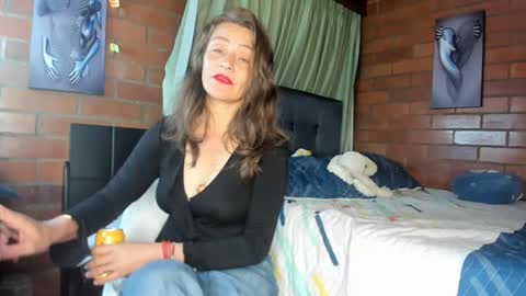 Snapshot of milf_darling chatting on 02/08/25, 12:28 Victoria online show from 02/08/25, 12:28