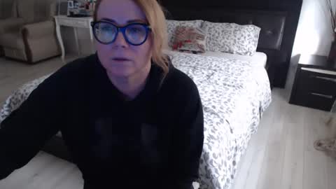 Snapshot of milfbiglips38 chatting on 02/15/25, 07:38 milfa online show from 02/15/25, 07:38