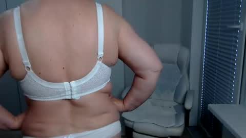 Snapshot of milfscarlette chatting on 07/03/26, 06:20 MilfScarlette online show from 07/03/26, 06:20