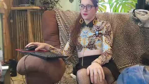 Snapshot of milkyseaofpeach chatting on 12/08/24, 08:15 Peach Doll online show from 12/08/24, 08:15