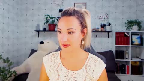 Snapshot of millaxqueen chatting on 10/15/25, 03:56 MillaXQueen online show from 10/15/25, 03:56