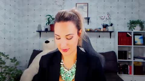 Snapshot of millaxqueen chatting on 10/25/25, 03:18 MillaXQueen online show from 10/25/25, 03:18