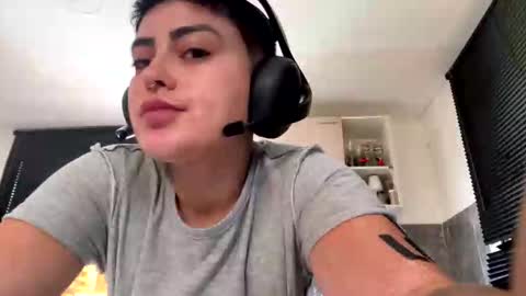 Im girl my name is Johana  online show from 10/21/25, 01:45