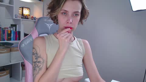 Snapshot of milly_ross23 chatting on 12/12/24, 03:27 Milly online show from 12/12/24, 03:27