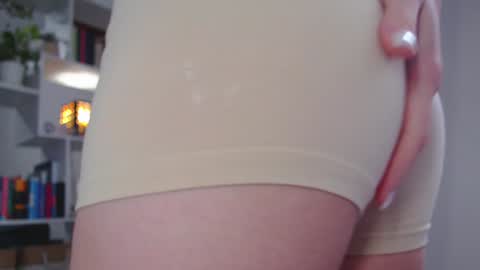 Snapshot of milly_ross23 chatting on 12/20/24, 10:05 Milly online show from 12/20/24, 10:05