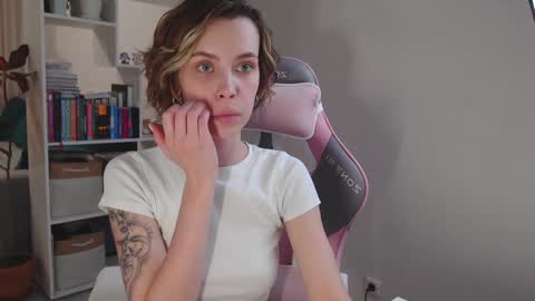 Snapshot of milly_ross23 chatting on 12/22/24, 12:27 Milly online show from 12/22/24, 12:27