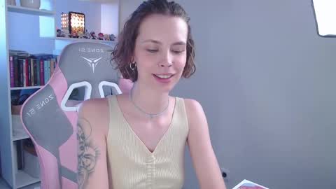 Snapshot of milly_ross23 chatting on 02/24/25, 06:38 Milly online show from 02/24/25, 06:38