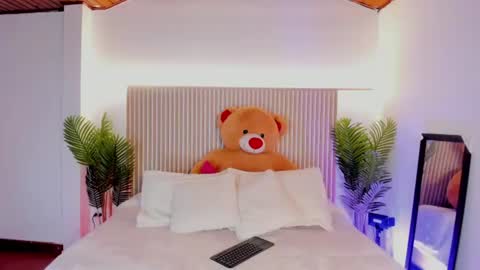Snapshot of milu_blossom chatting on 06/19/26, 12:20 miluu online show from 06/19/26, 12:20