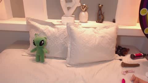 Milu Wallace  online show from 09/20/25, 01:39