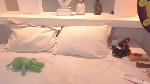 Milu Wallace  online show from 10/01/25, 02:06