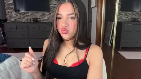 Snapshot of minahoneyy38 chatting on 02/05/26, 01:27 Mina online show from 02/05/26, 01:27