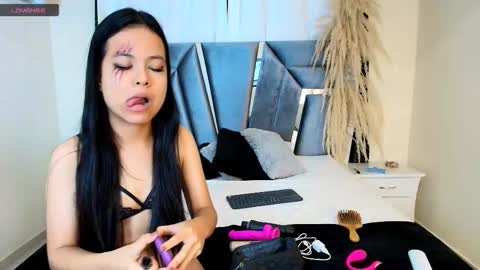 minilove_01 online show from 11/05/25, 12:16