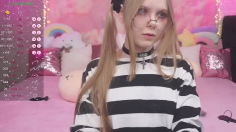 Snapshot of minx_girll chatting on 01/17/25, 06:26 Vikki online show from 01/17/25, 06:26