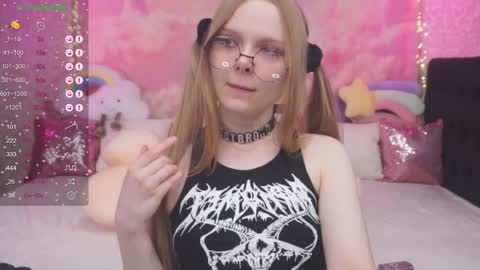 Snapshot of minx_girll chatting on 02/07/25, 06:24 Vikki online show from 02/07/25, 06:24