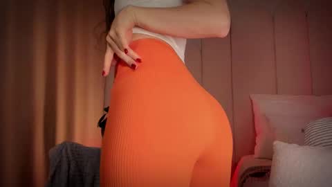 Snapshot of mira_kraviz chatting on 09/30/25, 09:09 Mira online show from 09/30/25, 09:09