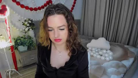 Snapshot of miraclecurly chatting on 04/19/26, 03:06 Emma online show from 04/19/26, 03:06