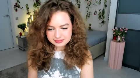 Snapshot of miraclecurly chatting on 04/20/26, 04:10 Emma online show from 04/20/26, 04:10