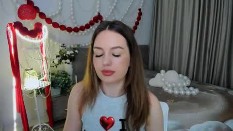 Snapshot of miraclecurly chatting on 05/05/26, 07:44 Emma online show from 05/05/26, 07:44