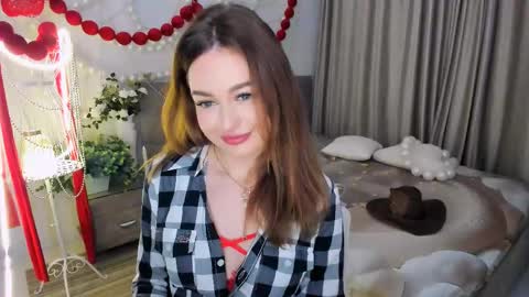 Snapshot of miraclecurly chatting on 05/12/26, 07:33 Emma online show from 05/12/26, 07:33