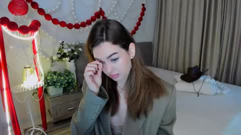 Snapshot of miraclecurly chatting on 05/31/26, 04:09 Emma online show from 05/31/26, 04:09