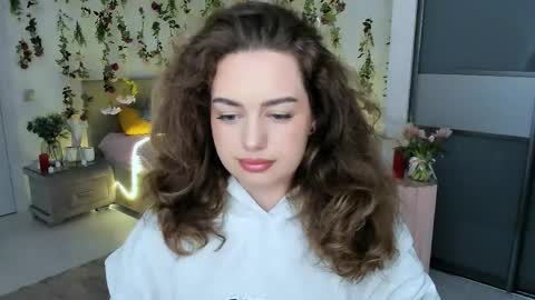 Snapshot of miraclecurly chatting on 06/01/26, 07:15 Emma online show from 06/01/26, 07:15