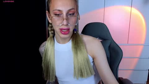 Snapshot of miraraid chatting on 12/25/24, 10:39 miraraid online show from 12/25/24, 10:39