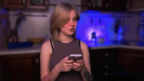 Snapshot of mirrameow chatting on 11/15/25, 01:03 Mira online show from 11/15/25, 01:03