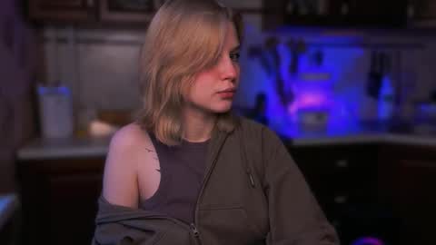 Snapshot of mirrameow chatting on 11/17/25, 07:03 Mira online show from 11/17/25, 07:03