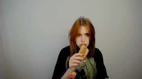 misaki_chan_ online show from 10/22/25, 11:21