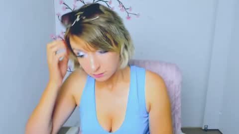 Snapshot of mishelle_blondie chatting on 07/17/26, 06:42 Mishelle online show from 07/17/26, 06:42