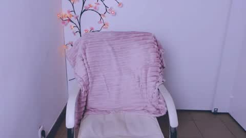 Snapshot of mishelle_blondie chatting on 08/06/26, 05:48 Mishelle online show from 08/06/26, 05:48